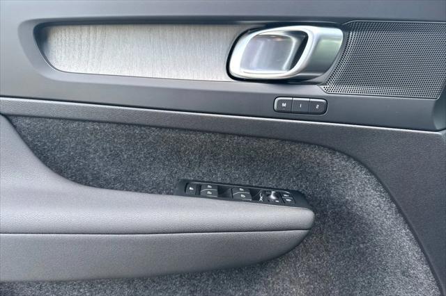 2026 Volvo XC40 Core, B4 FWD Gas (mild hybrid), Dark