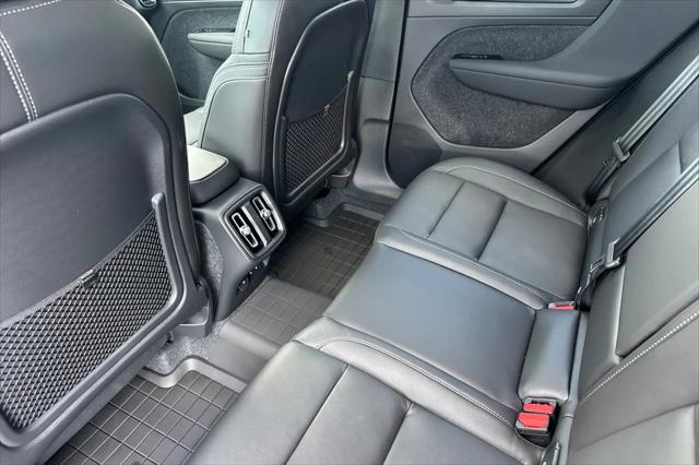 2026 Volvo XC40 Core, B4 FWD Gas (mild hybrid), Dark
