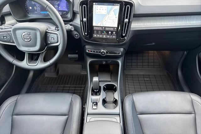 2026 Volvo XC40 Core, B4 FWD Gas (mild hybrid), Dark