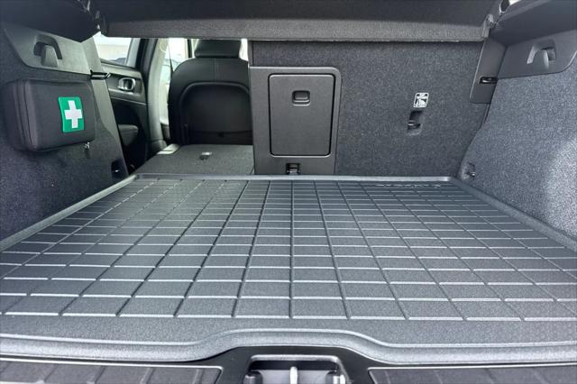 2026 Volvo XC40 Core, B4 FWD Gas (mild hybrid), Dark