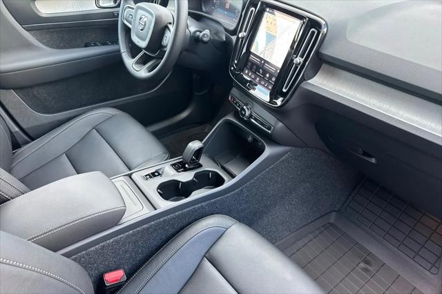 2026 Volvo XC40 Core, B4 FWD Gas (mild hybrid), Dark