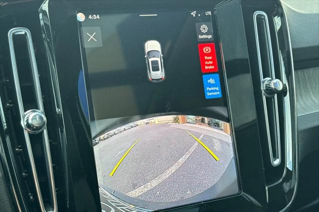 2026 Volvo XC40 Core, B4 FWD Gas (mild hybrid), Dark