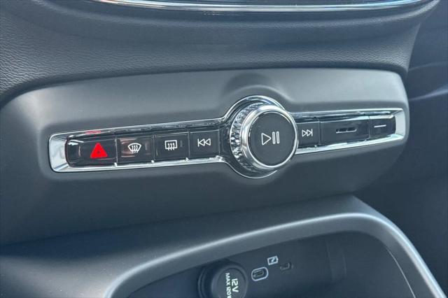 2026 Volvo XC40 Core, B4 FWD Gas (mild hybrid), Dark