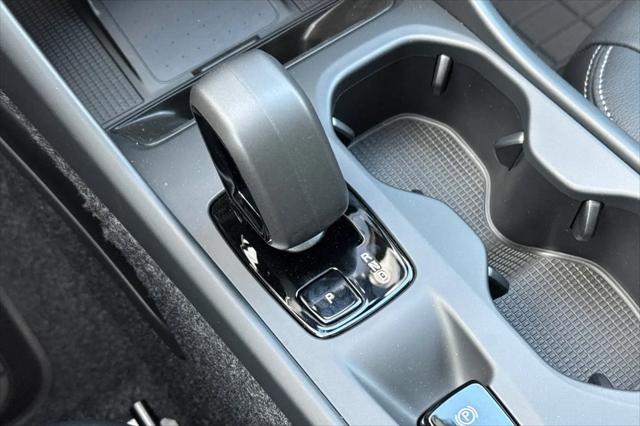 2026 Volvo XC40 Core, B4 FWD Gas (mild hybrid), Dark