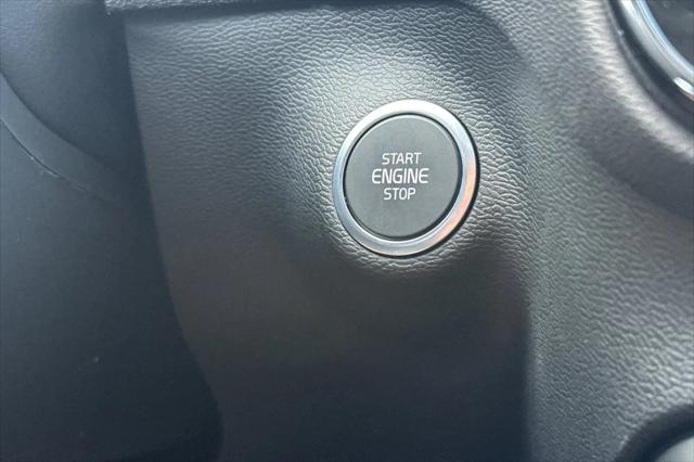 2026 Volvo XC40 Core, B4 FWD Gas (mild hybrid), Dark