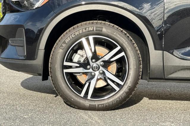 2026 Volvo XC40 Core, B4 FWD Gas (mild hybrid), Dark