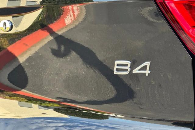 2026 Volvo XC40 Core, B4 FWD Gas (mild hybrid), Dark