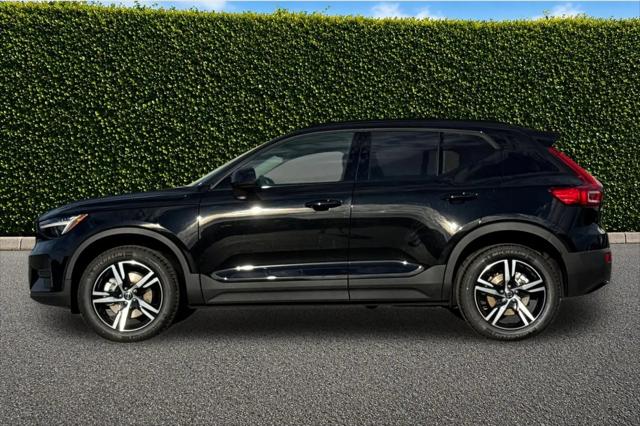 2026 Volvo XC40 Core, B4 FWD Gas (mild hybrid), Dark