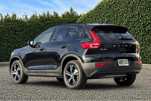 2026 Volvo XC40 Core, B4 FWD Gas (mild hybrid), Dark