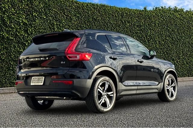 2026 Volvo XC40 Core, B4 FWD Gas (mild hybrid), Dark