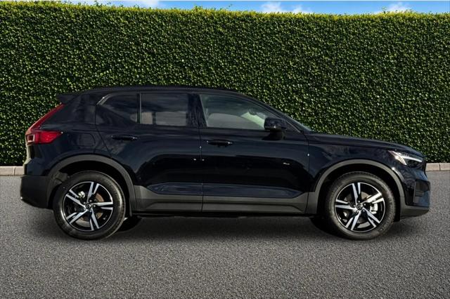 2026 Volvo XC40 Core, B4 FWD Gas (mild hybrid), Dark