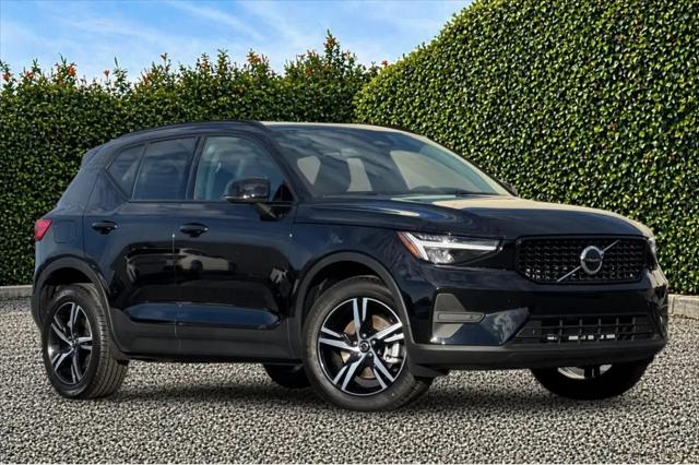 2026 Volvo XC40 Core, B4 FWD Gas (mild hybrid), Dark
