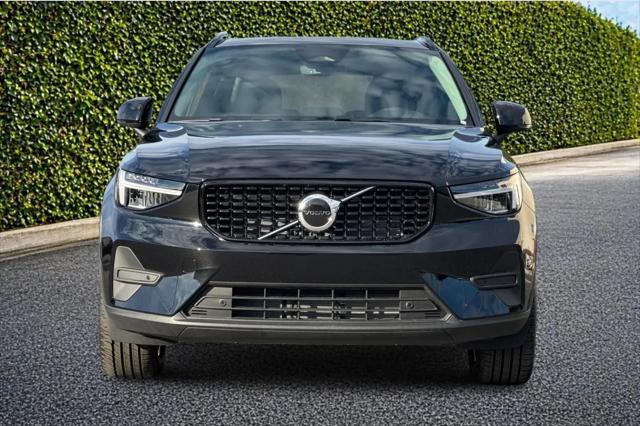 2026 Volvo XC40 Core, B4 FWD Gas (mild hybrid), Dark