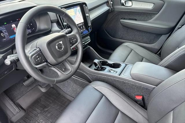 2026 Volvo XC40 Core, B4 FWD Gas (mild hybrid), Dark