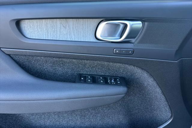 2025 Volvo XC40 B5 Plus Bright Theme