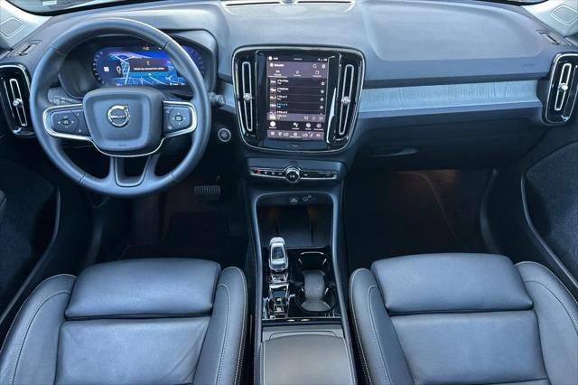 2025 Volvo XC40 B5 Plus Bright Theme