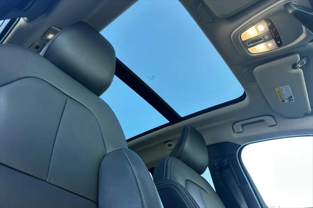 2025 Volvo XC40 B5 Plus Bright Theme