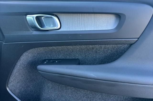 2025 Volvo XC40 B5 Plus Bright Theme