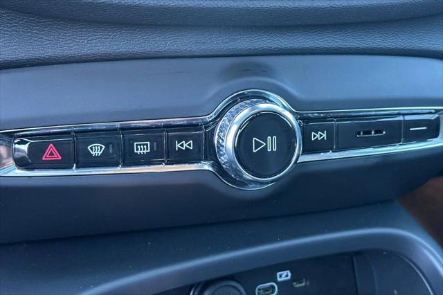 2025 Volvo XC40 B5 Plus Bright Theme