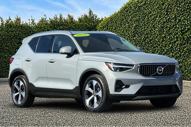 2025 Volvo XC40 B5 Plus Bright Theme