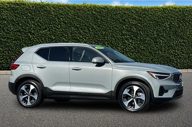 2025 Volvo XC40 B5 Plus Bright Theme