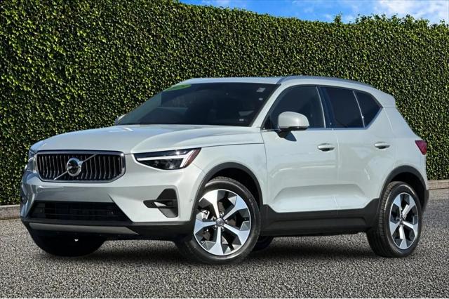 2025 Volvo XC40 B5 Plus Bright Theme
