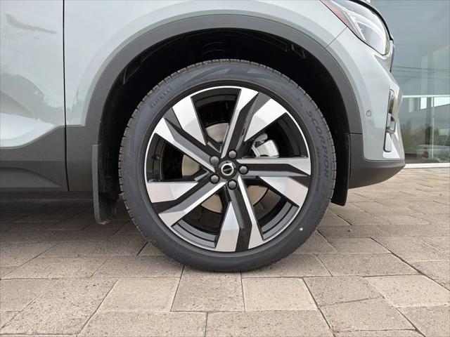 2026 Volvo XC40 Plus, B5 AWD Gas (mild hybrid), Dark