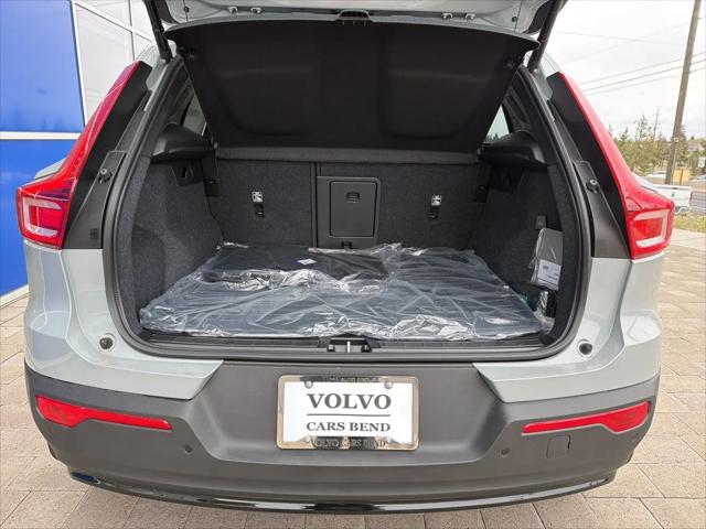 2026 Volvo XC40 Plus, B5 AWD Gas (mild hybrid), Dark