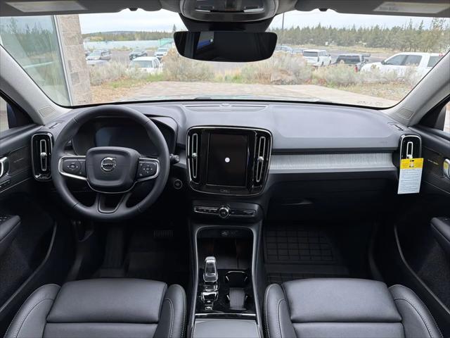 2026 Volvo XC40 Plus, B5 AWD Gas (mild hybrid), Dark