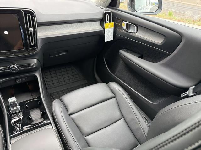 2026 Volvo XC40 Plus, B5 AWD Gas (mild hybrid), Dark