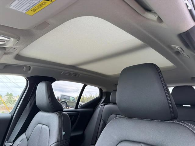 2026 Volvo XC40 Plus, B5 AWD Gas (mild hybrid), Dark