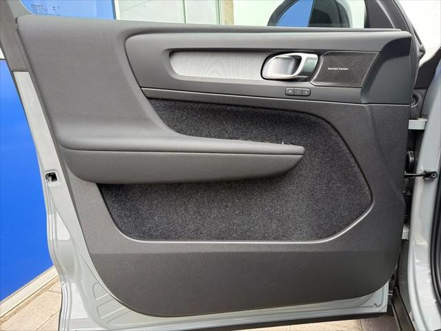 2026 Volvo XC40 Plus, B5 AWD Gas (mild hybrid), Dark