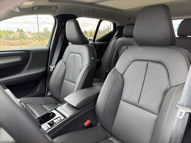 2026 Volvo XC40 Plus, B5 AWD Gas (mild hybrid), Dark