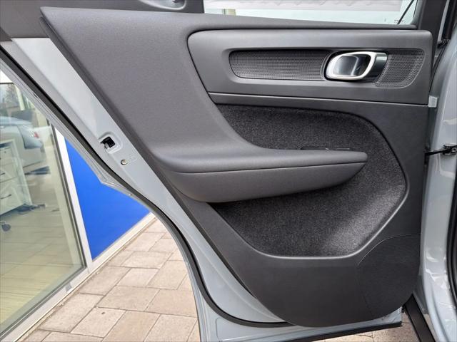 2026 Volvo XC40 Plus, B5 AWD Gas (mild hybrid), Dark