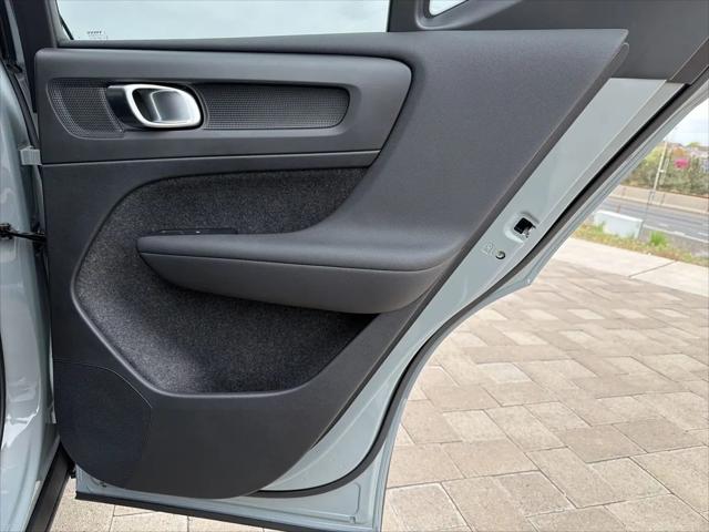 2026 Volvo XC40 Plus, B5 AWD Gas (mild hybrid), Dark