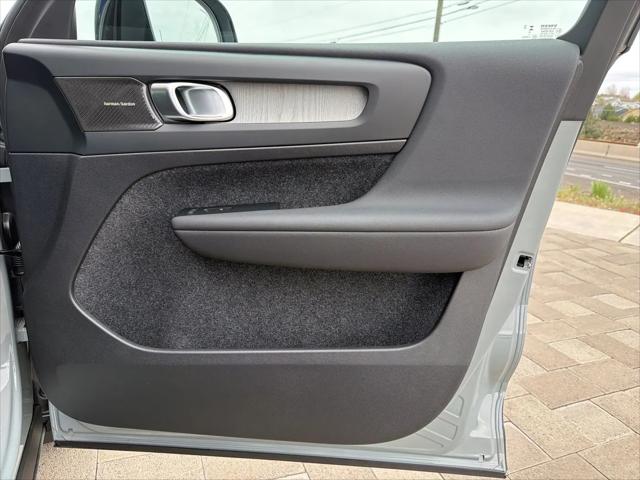 2026 Volvo XC40 Plus, B5 AWD Gas (mild hybrid), Dark