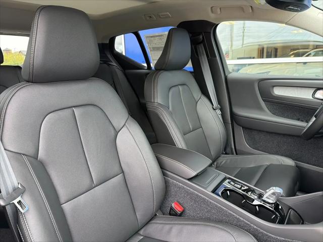 2026 Volvo XC40 Plus, B5 AWD Gas (mild hybrid), Dark