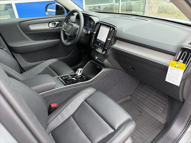 2026 Volvo XC40 Plus, B5 AWD Gas (mild hybrid), Dark