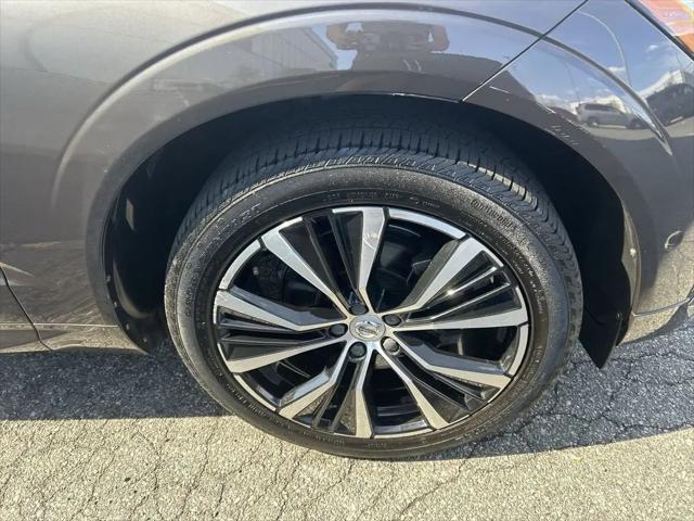 2023 Volvo XC60 B5 Plus Dark Theme