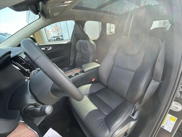 2023 Volvo XC60 B5 Plus Dark Theme