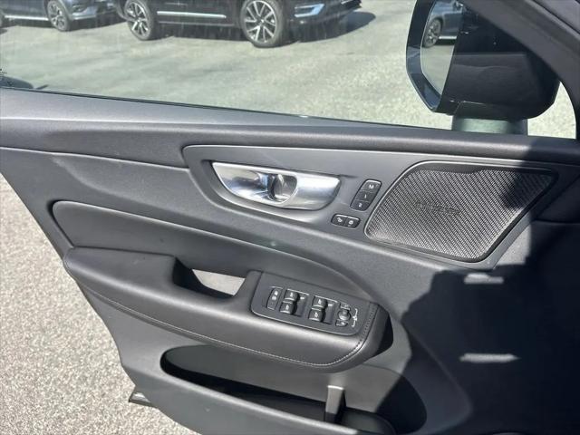 2023 Volvo XC60 B5 Plus Dark Theme