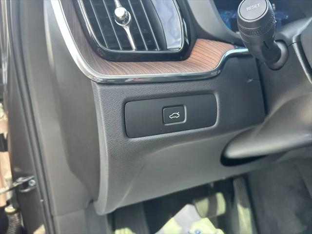 2023 Volvo XC60 B5 Plus Dark Theme