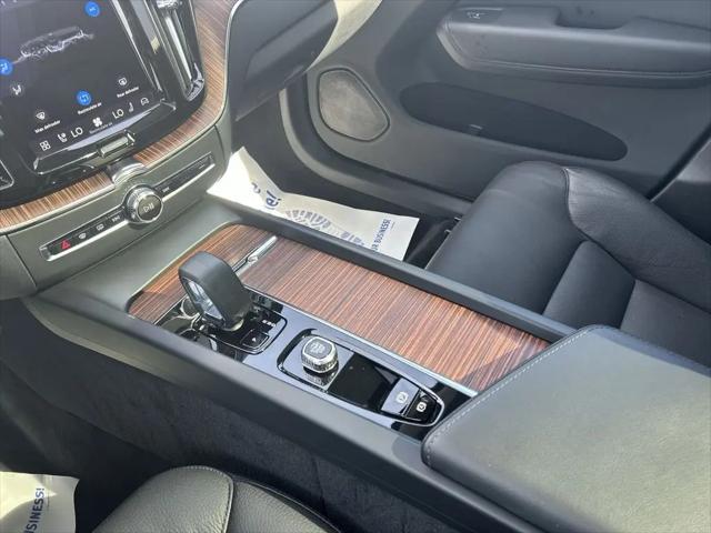2023 Volvo XC60 B5 Plus Dark Theme