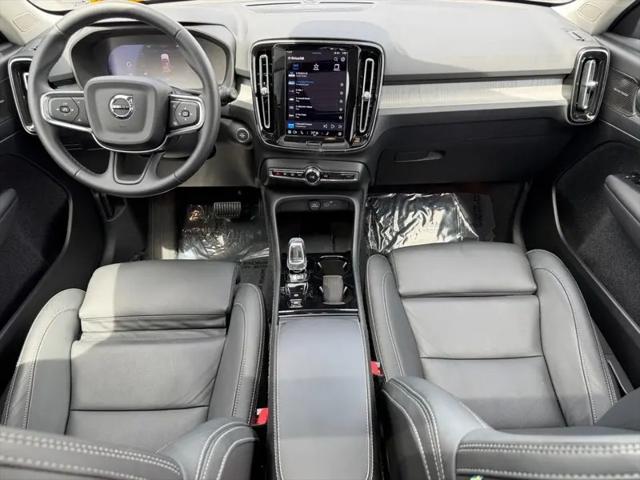 2025 Volvo XC40 B5 Plus Dark Theme