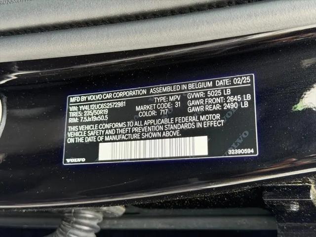 2025 Volvo XC40 B5 Plus Dark Theme