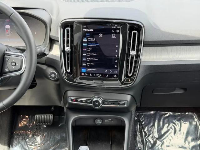 2025 Volvo XC40 B5 Plus Dark Theme