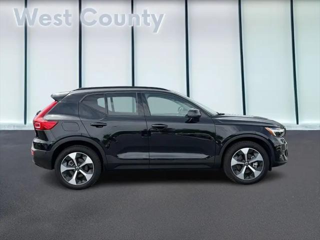 2025 Volvo XC40 B5 Plus Dark Theme