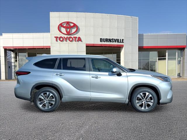 Used 2023 Toyota Highlander XLE with VIN 5TDKDRBH3PS501279 for sale in Burnsville, Minnesota