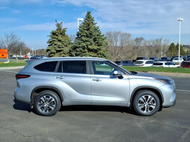 Used 2023 Toyota Highlander XLE with VIN 5TDKDRBH3PS501279 for sale in Burnsville, Minnesota