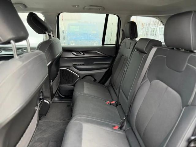 2022 Jeep Grand Cherokee Laredo 4x4
